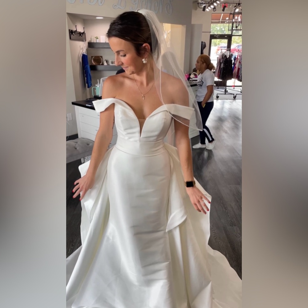 Allure Bridal A1113 Wedding dress